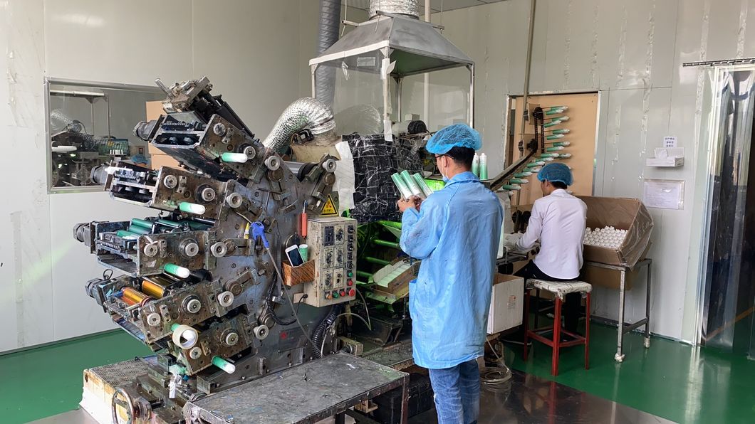 Gradient Color with Colored Tube for Women`S Skin Care Packaging